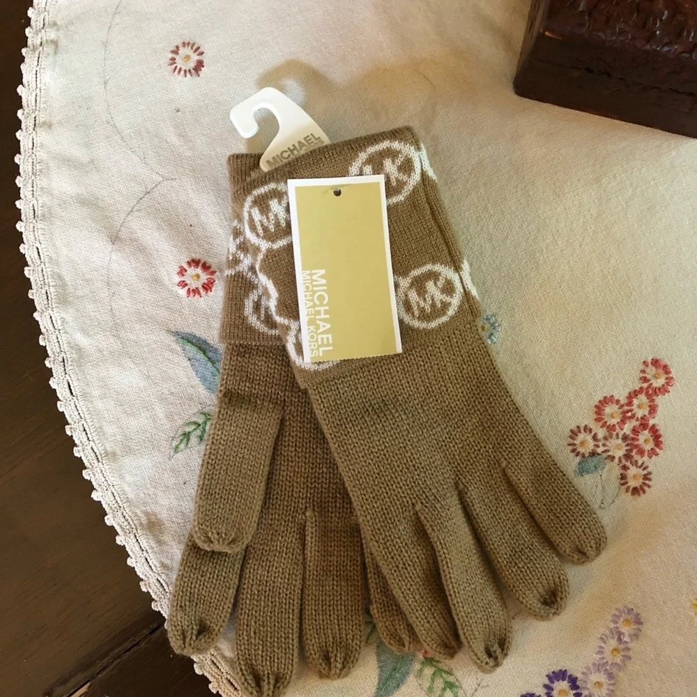 Michael by Michael Kors Jet Set Logo Cuff Knitted Gloves. Camel Color. One Size